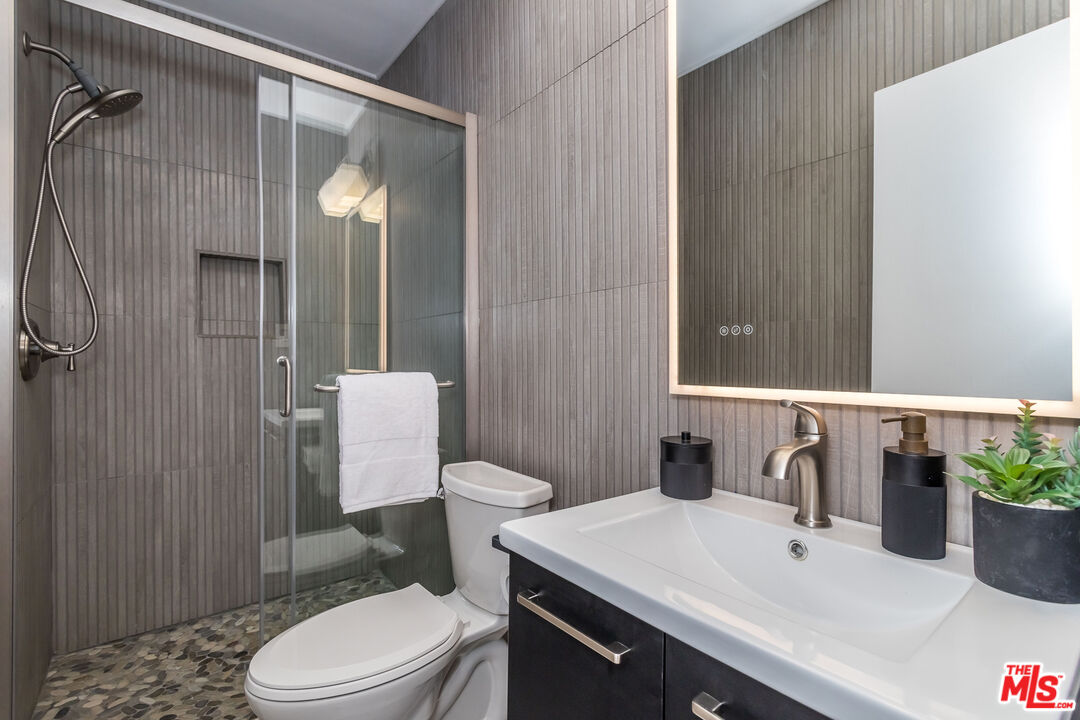 608 Strand St Unit: 3