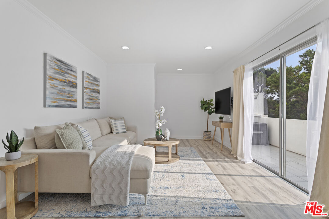 608 Strand St Unit: 3