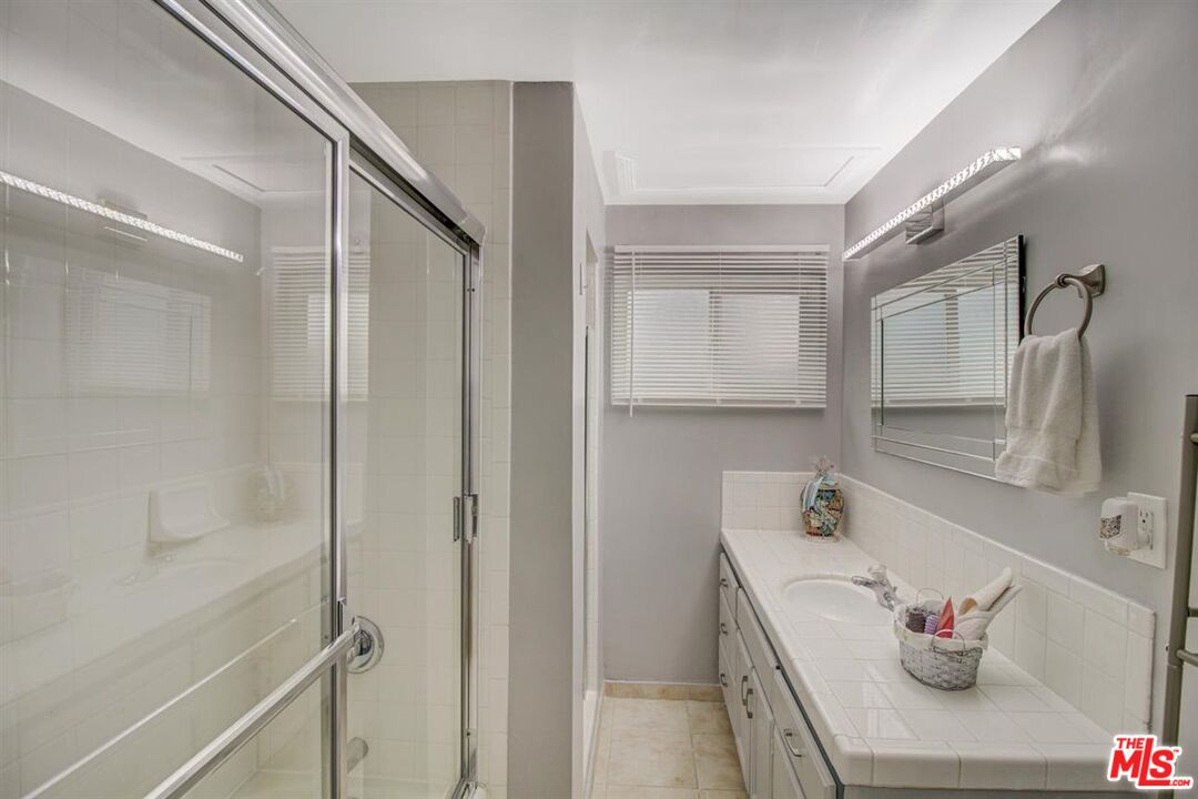 103 N Hayworth Ave