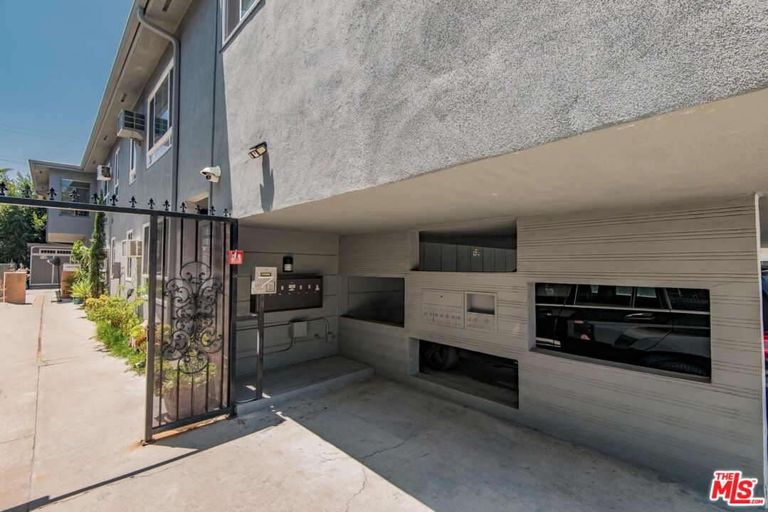 103 N Hayworth Ave