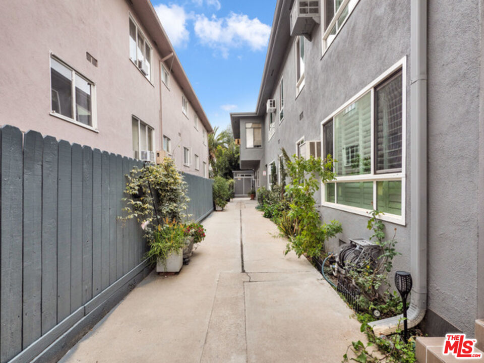 103 N Hayworth Ave