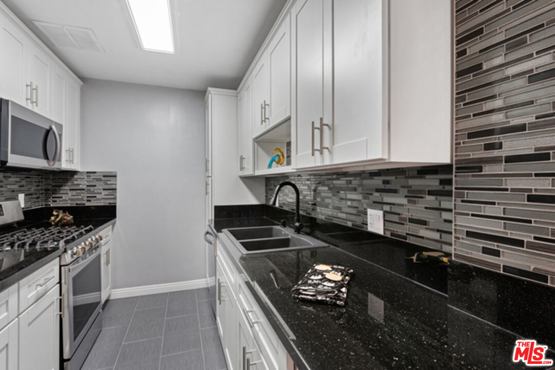 103 N Hayworth Ave
