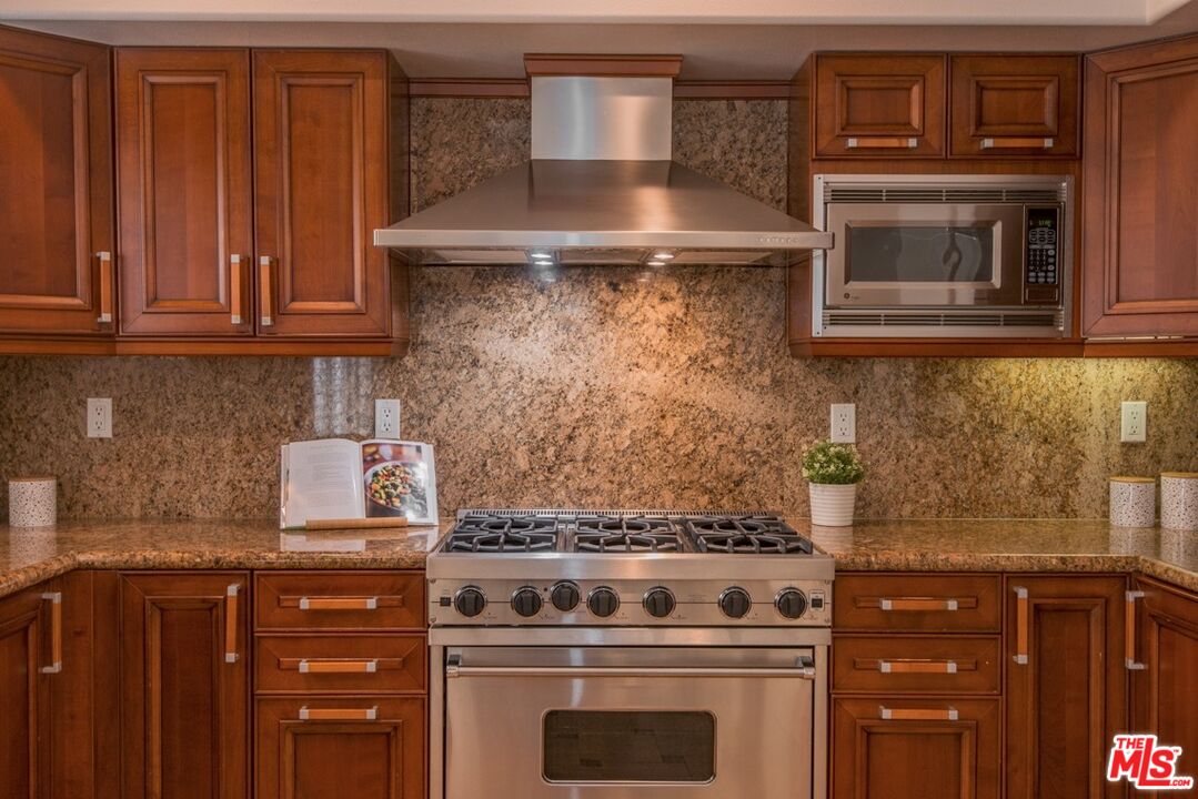 1747 S Barrington Ave Unit: 102