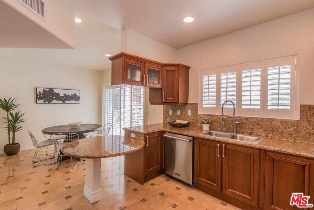 1747 S Barrington Ave Unit: 102