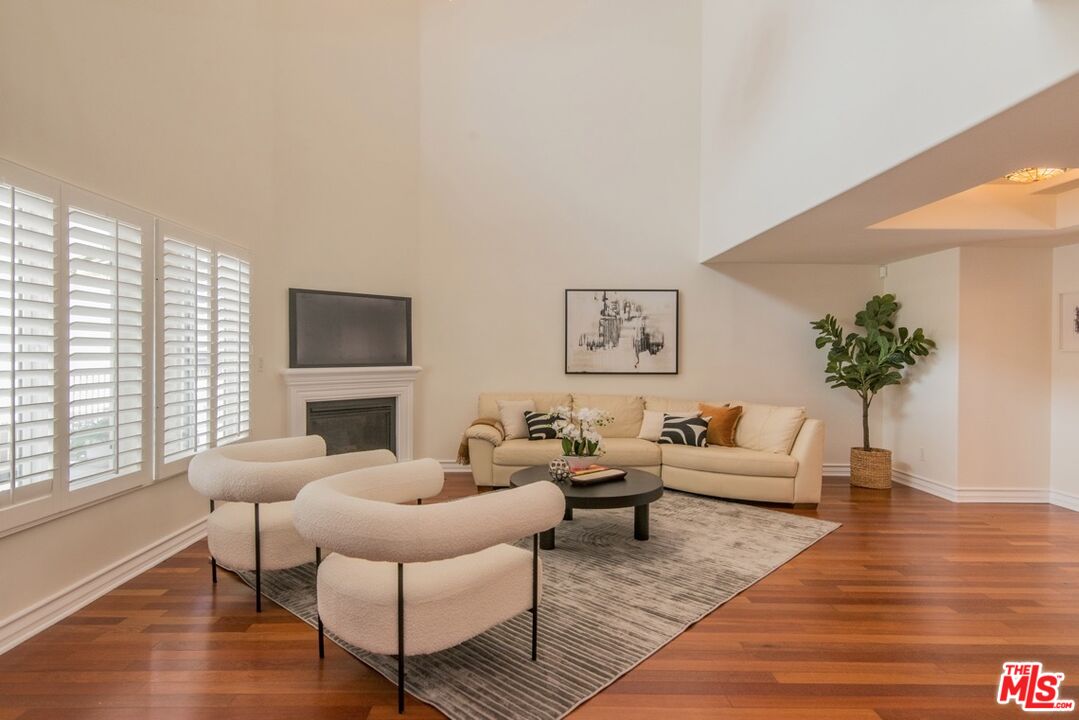 1747 S Barrington Ave Unit: 102