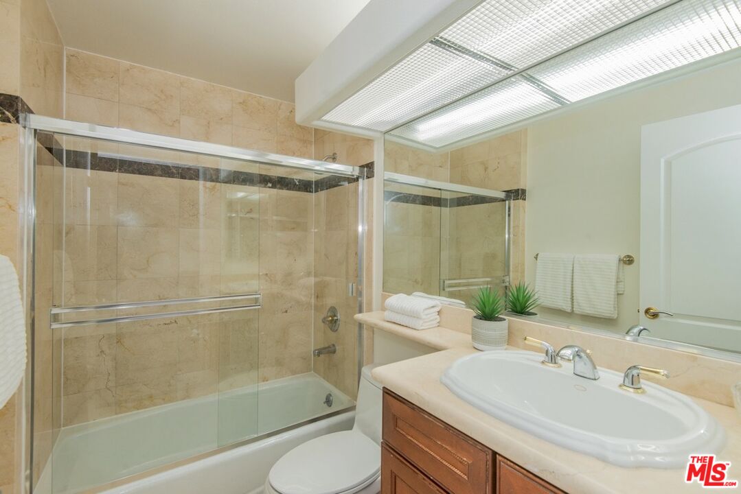 1747 S Barrington Ave Unit: 102
