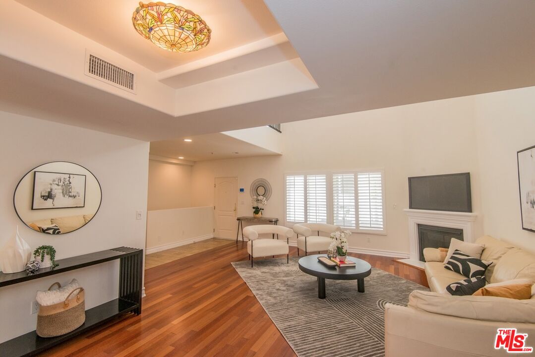 1747 S Barrington Ave Unit: 102