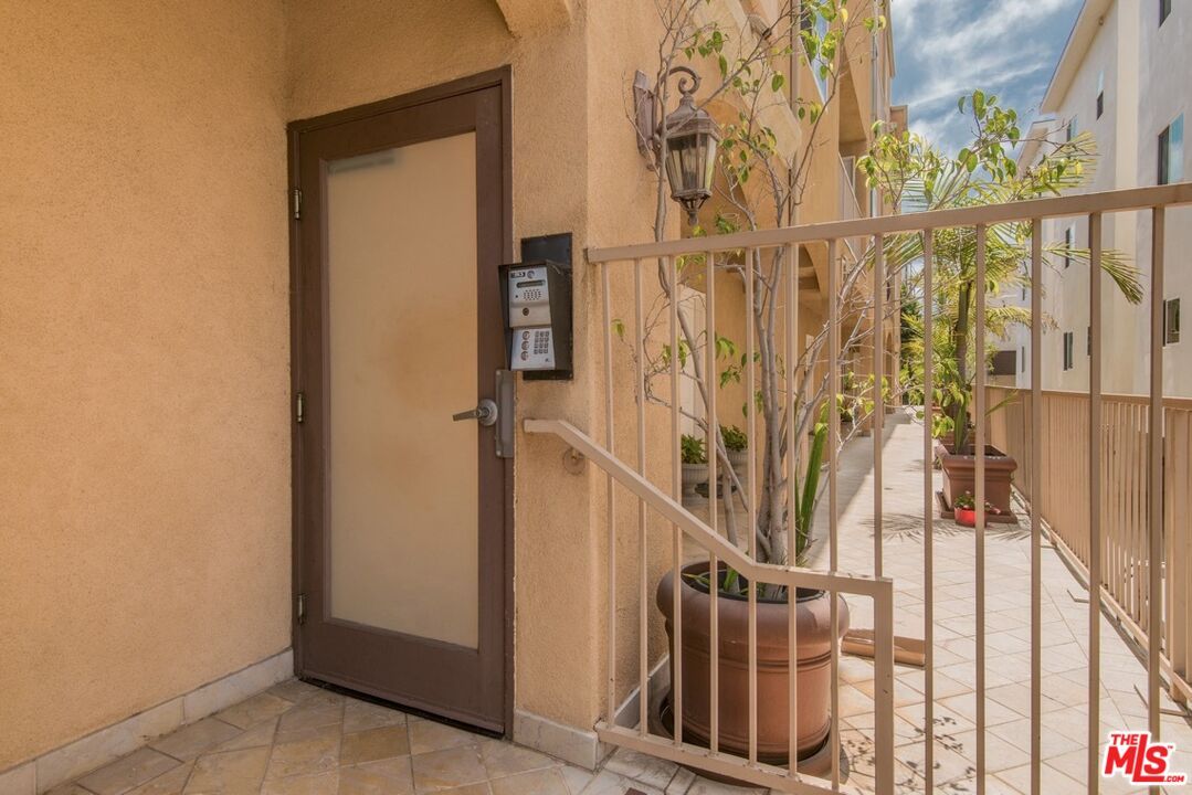 1747 S Barrington Ave Unit: 102