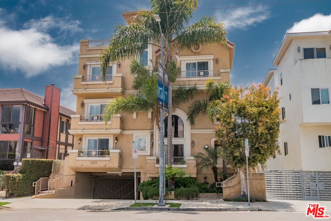 1747 S Barrington Ave Unit: 102