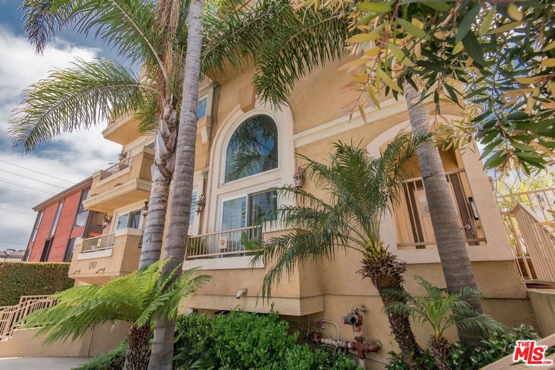 1747 S Barrington Ave Unit: 102