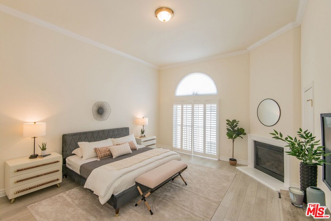 1747 S Barrington Ave Unit: 102