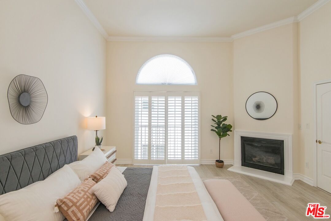 1747 S Barrington Ave Unit: 102