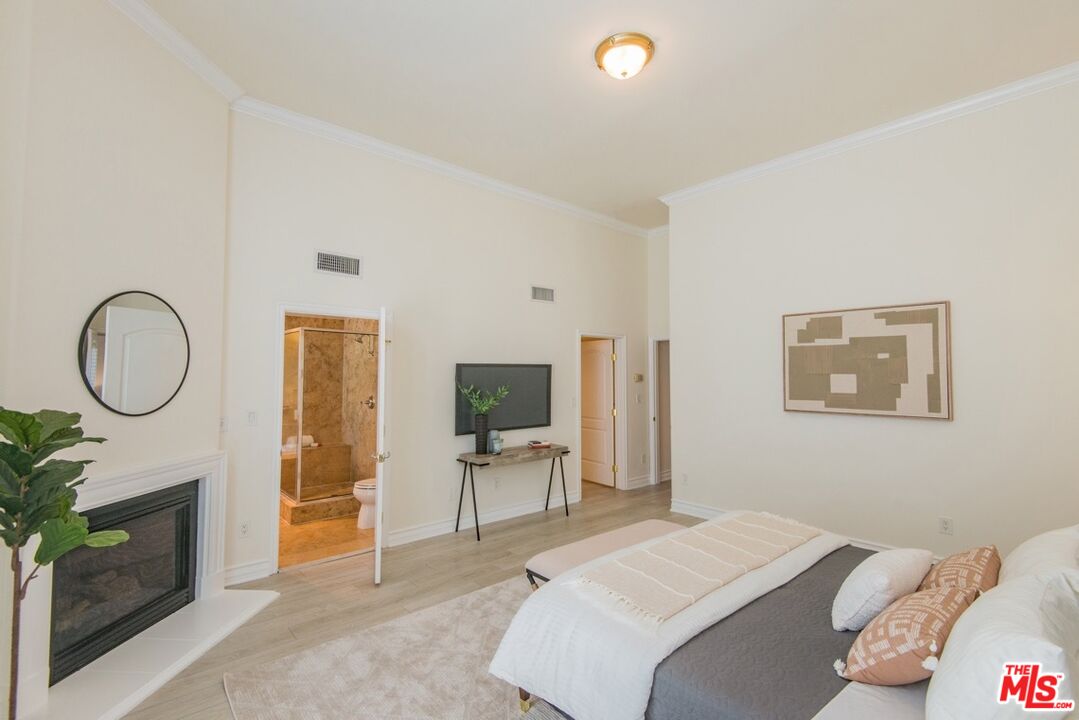 1747 S Barrington Ave Unit: 102