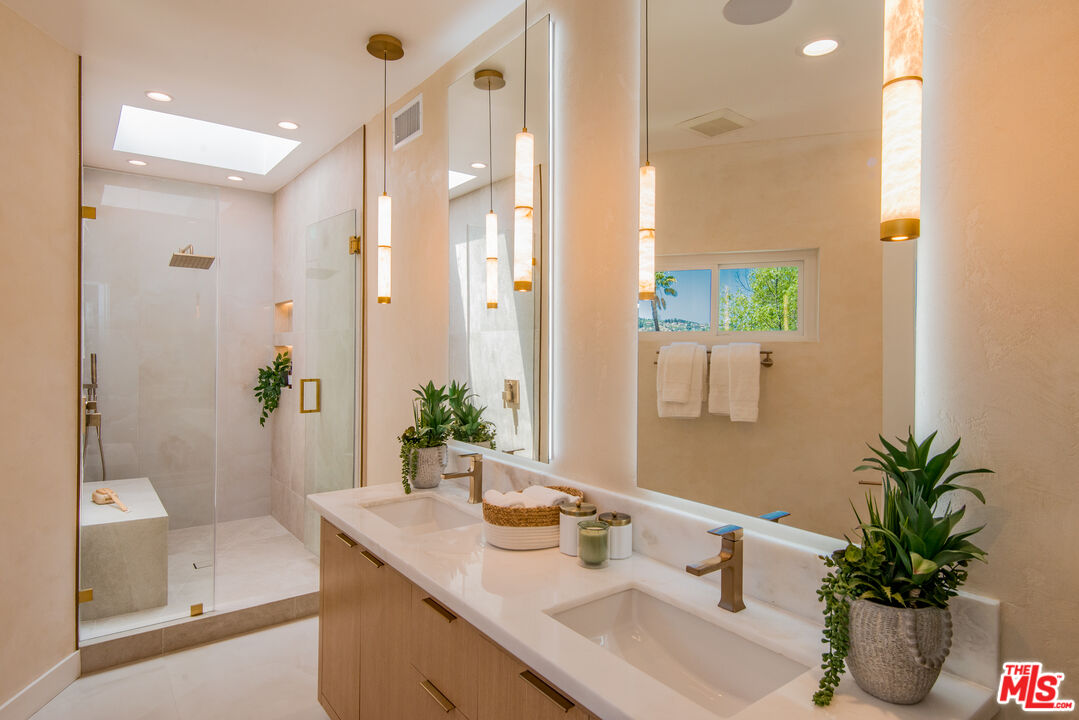 4211 Nogales Dr