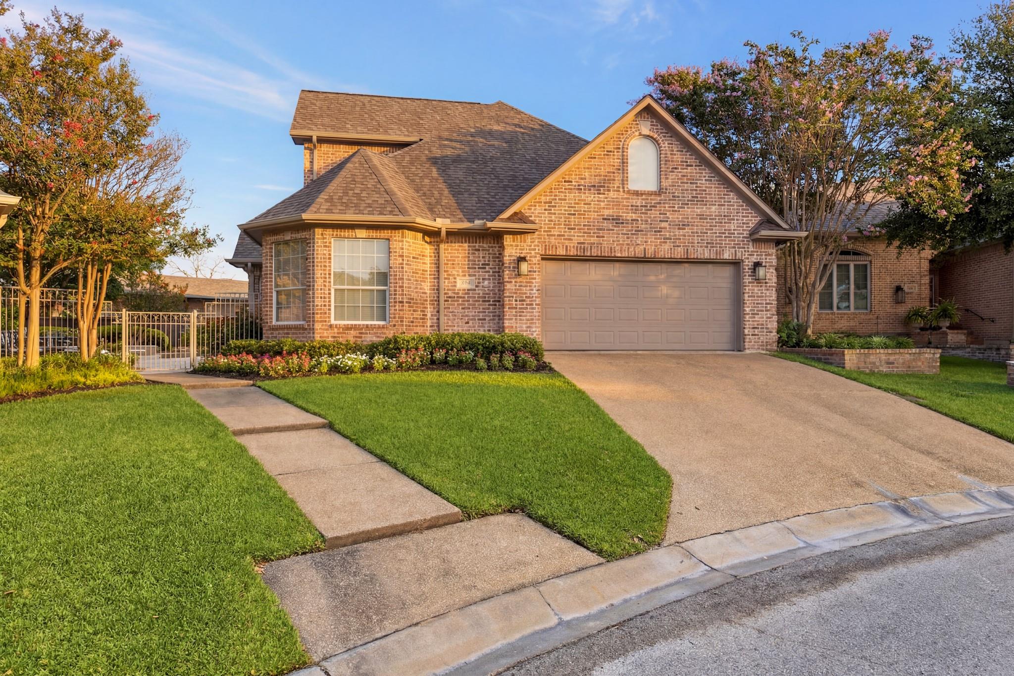 907 Grand Oaks Circle