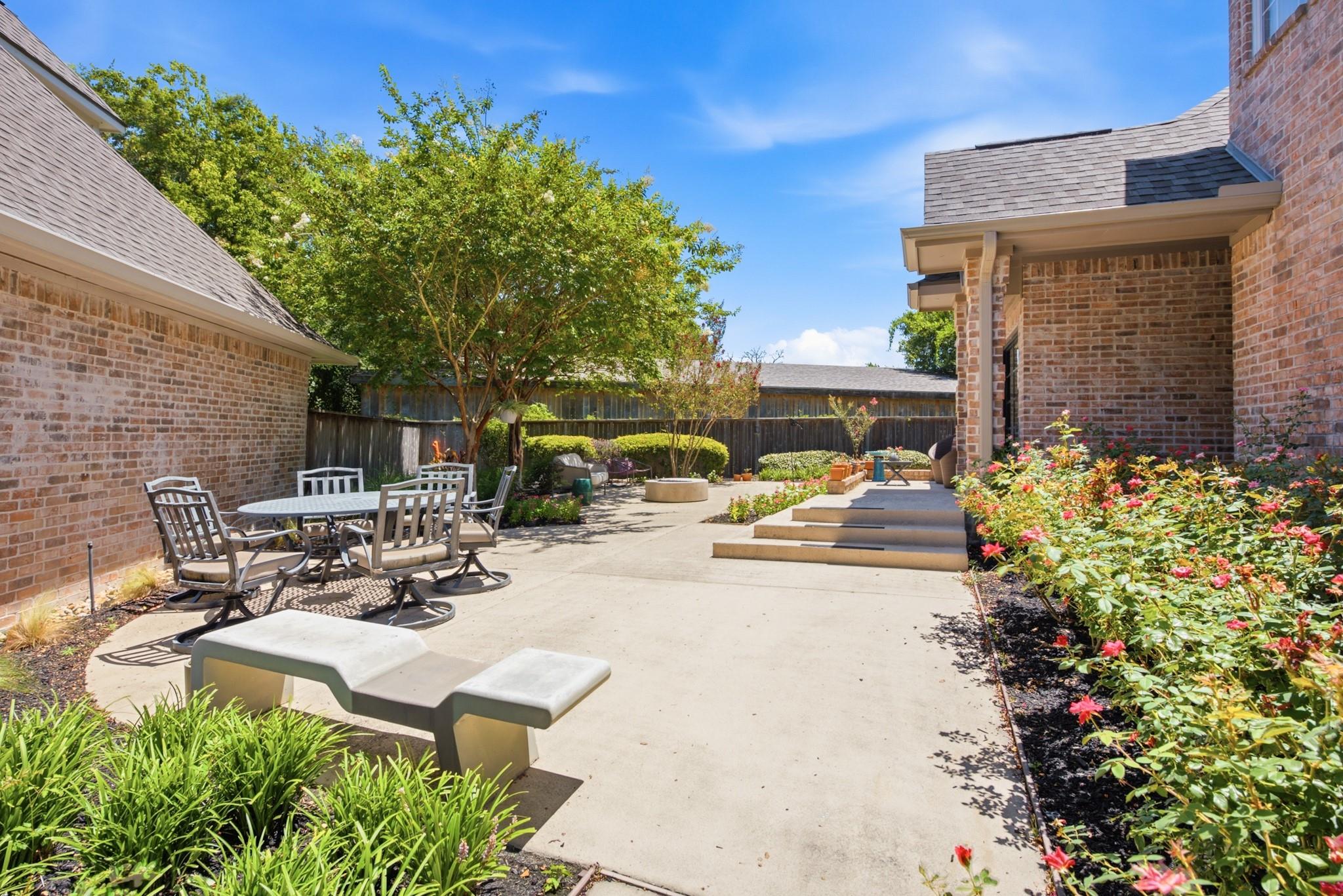 907 Grand Oaks Circle