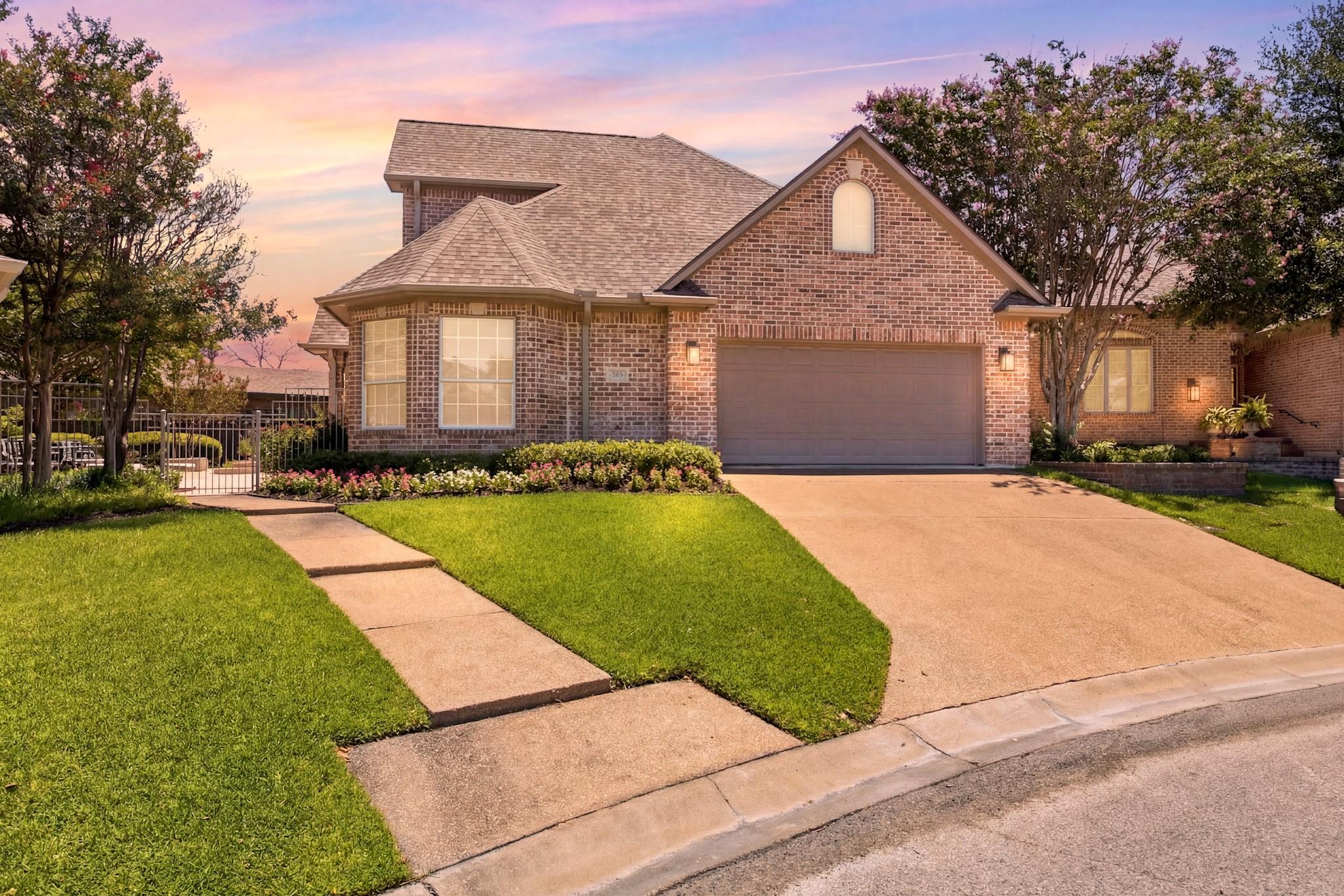 907 Grand Oaks Circle