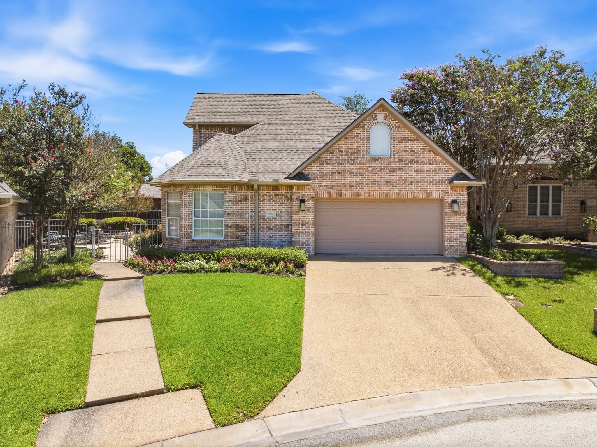 907 Grand Oaks Circle