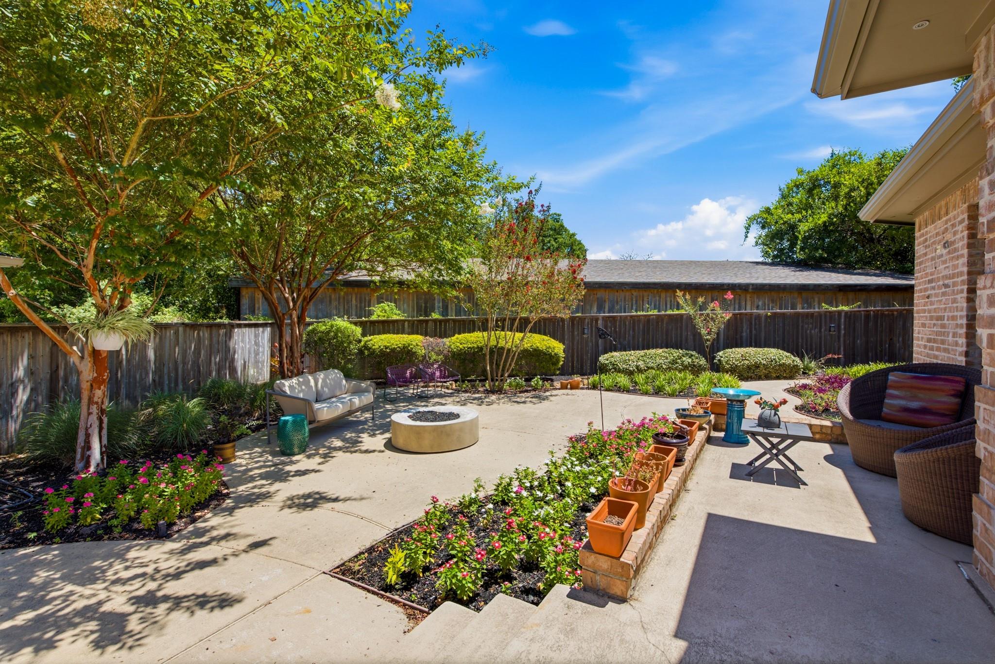 907 Grand Oaks Circle