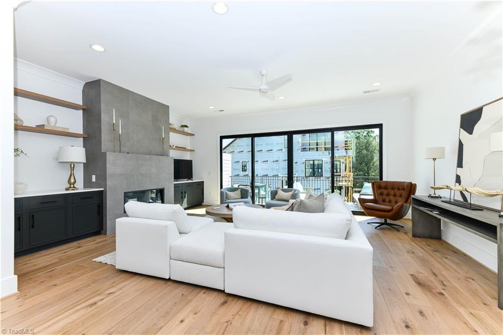 3237 W Friendly Avenue