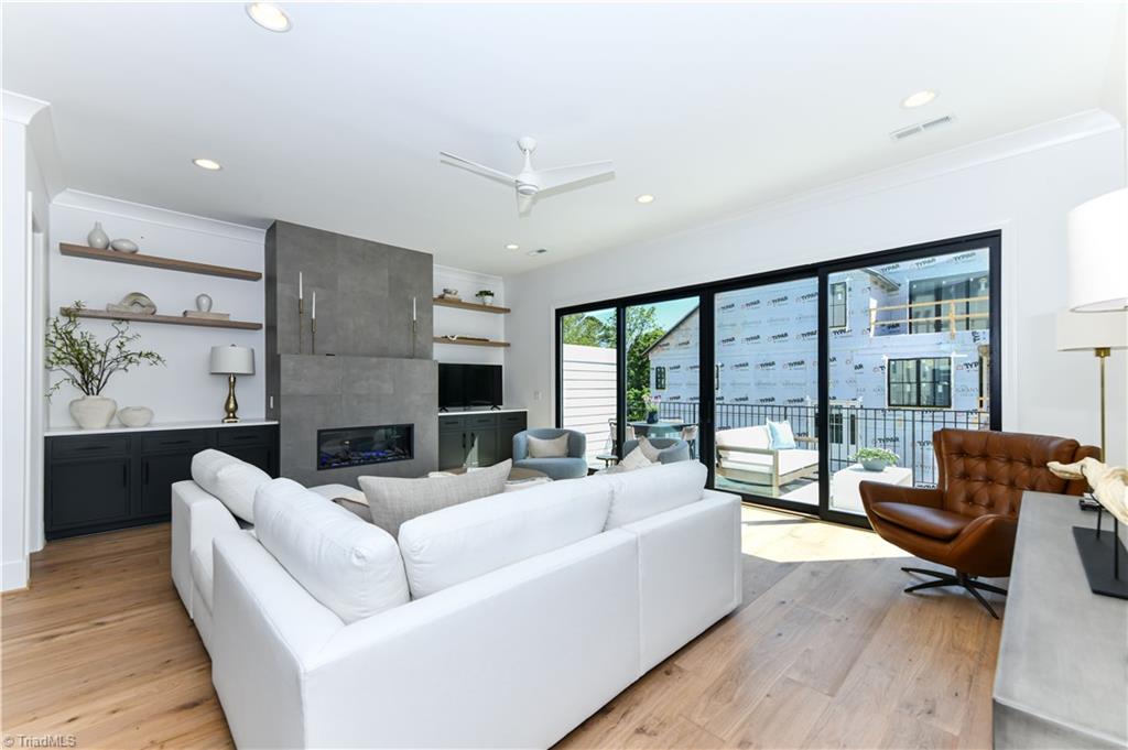 3237 W Friendly Avenue