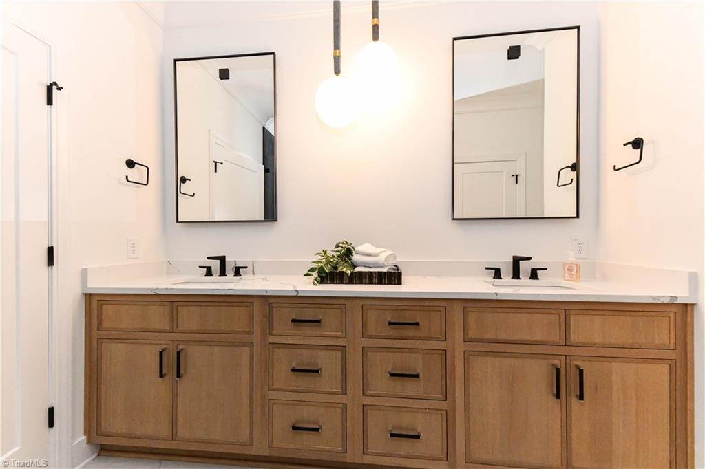 3237 W Friendly Avenue