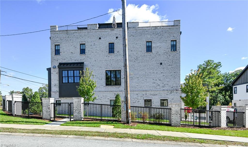 3237 W Friendly Avenue