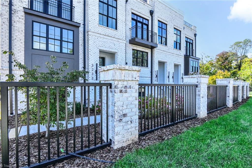 3237 W Friendly Avenue