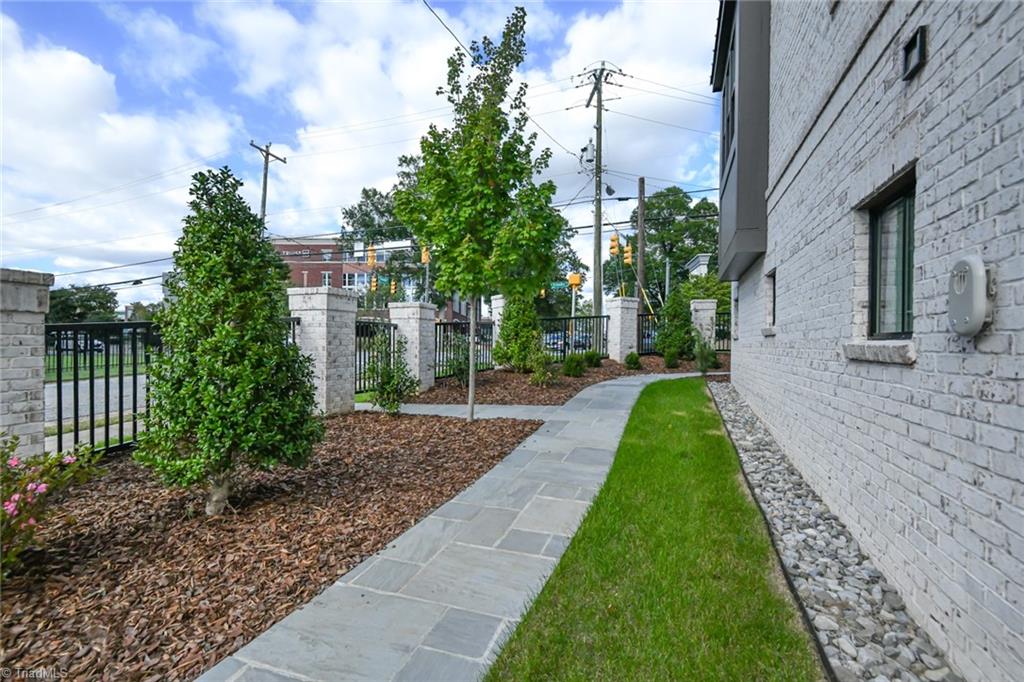 3237 W Friendly Avenue