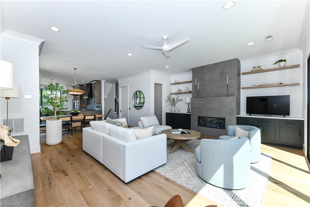 3237 W Friendly Avenue