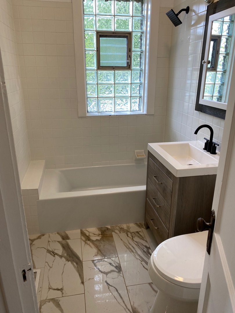 2255 W Shakespeare Avenue Unit: 2W