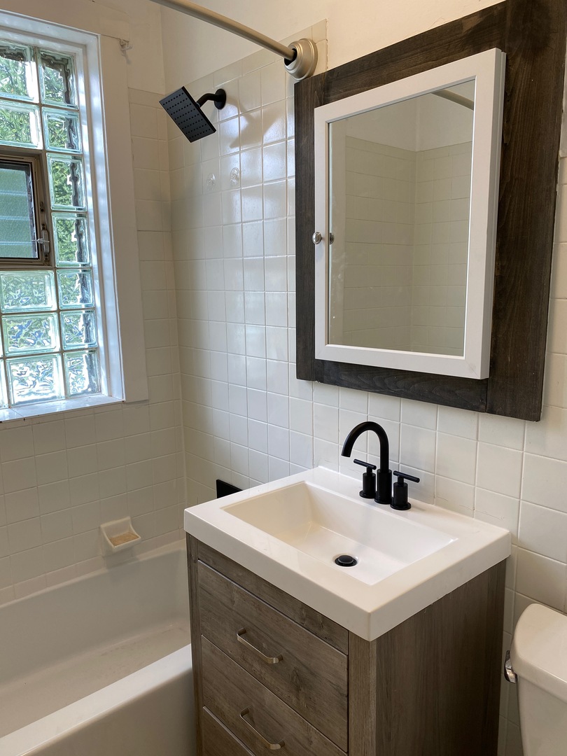2255 W Shakespeare Avenue Unit: 2W