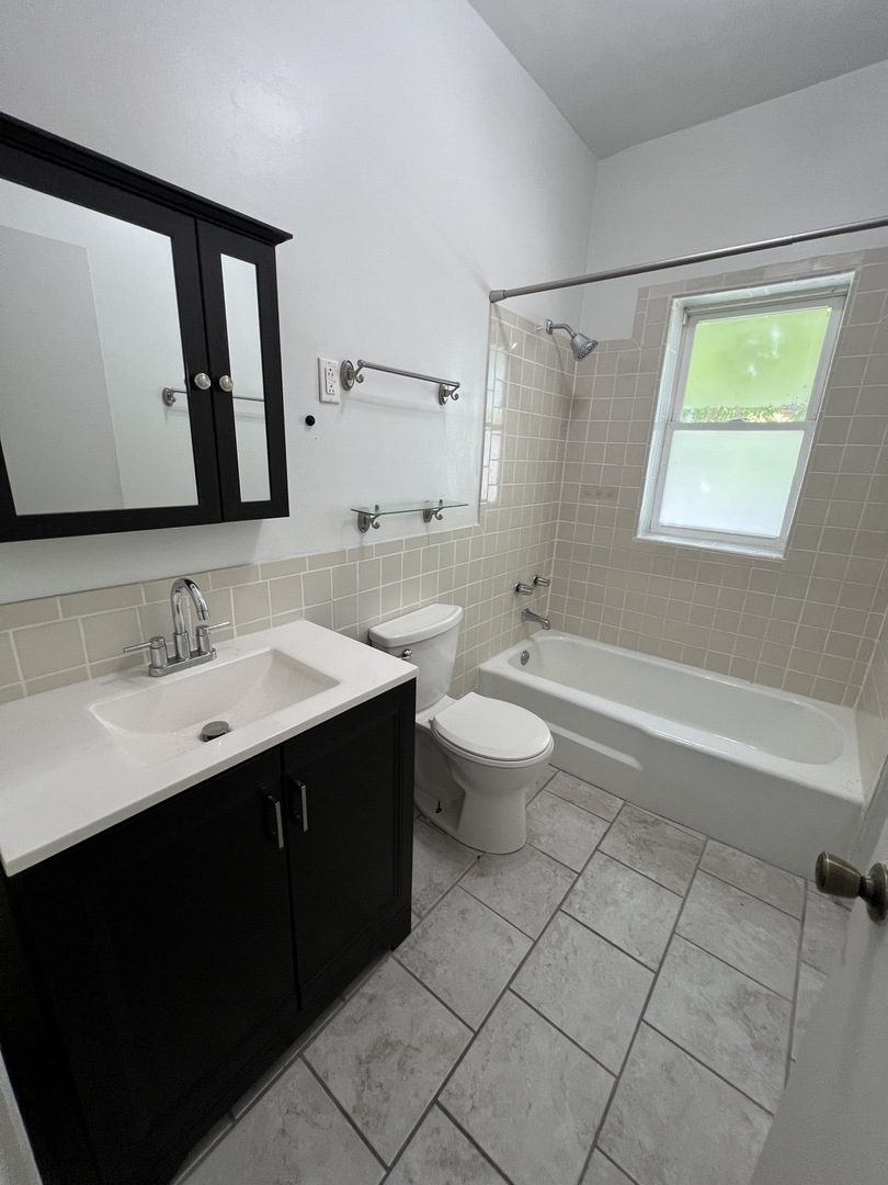 2724 W Chicago Avenue Unit: 2R