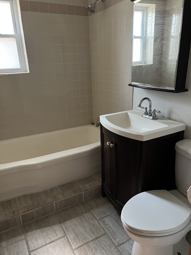 2724 W Chicago Avenue Unit: 1R
