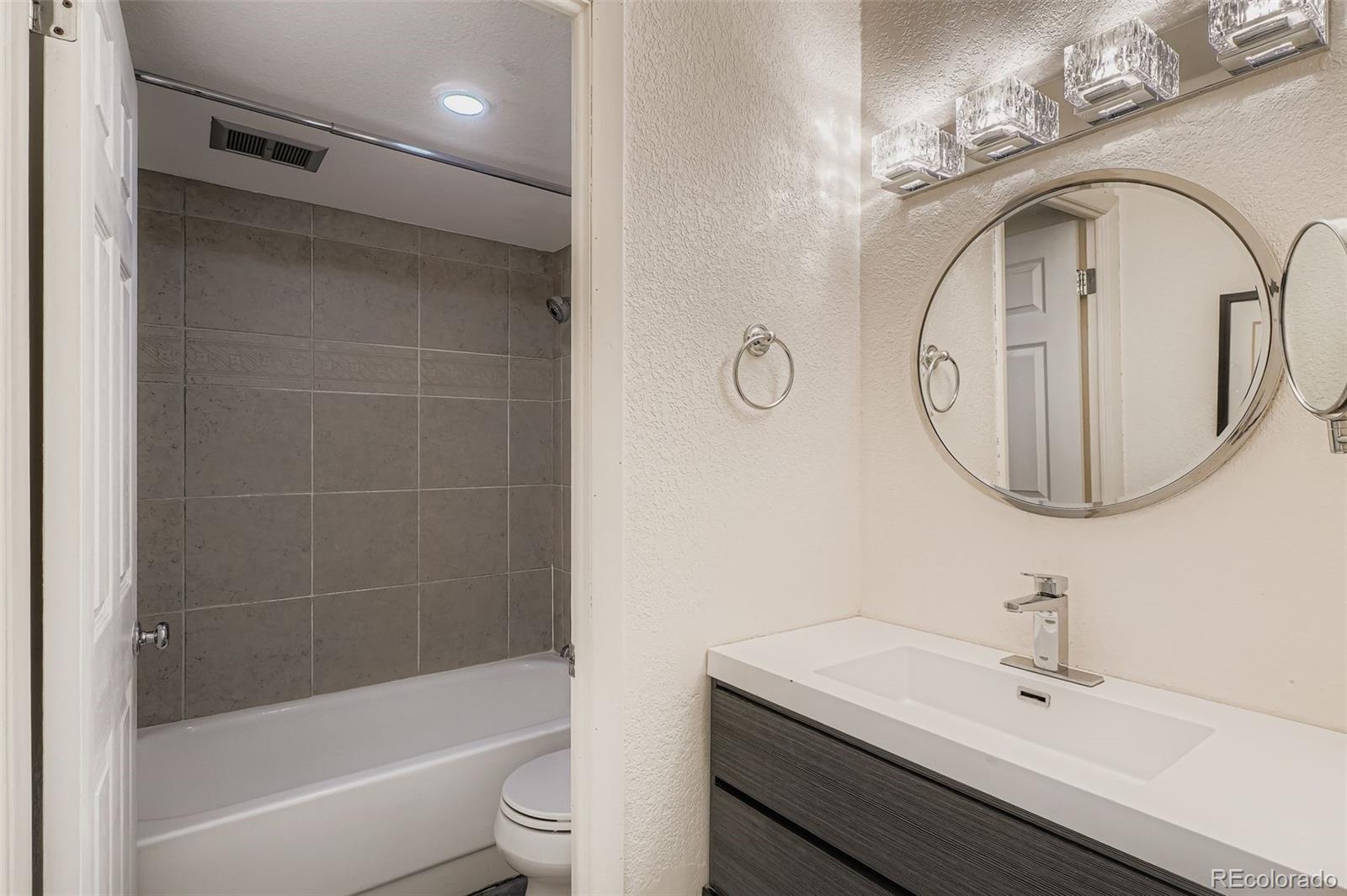 909 N Logan Street Unit: 5I