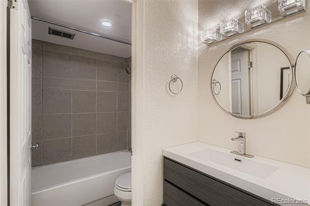 909 N Logan Street Unit: 5I