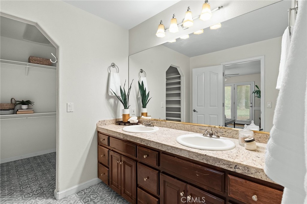 15004 Woodland Park