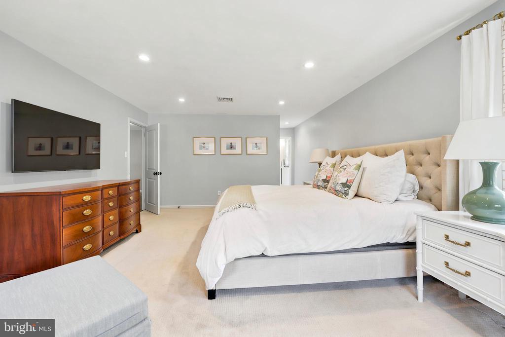566 UPPER WEADLEY ROAD