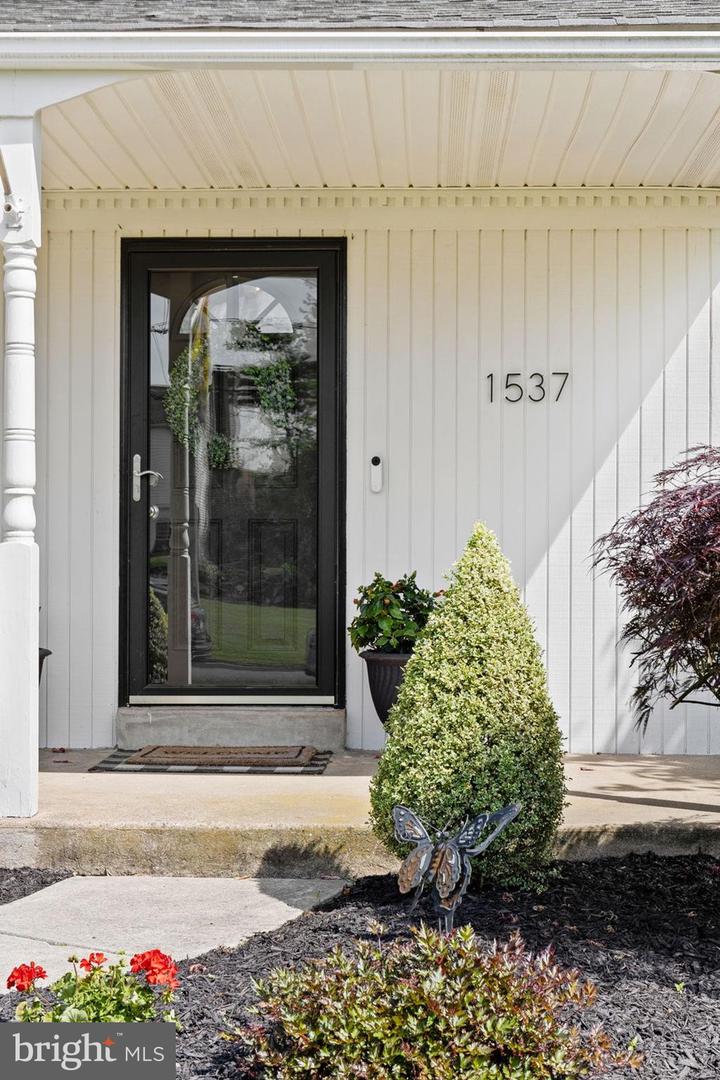 1537 Temple Dr