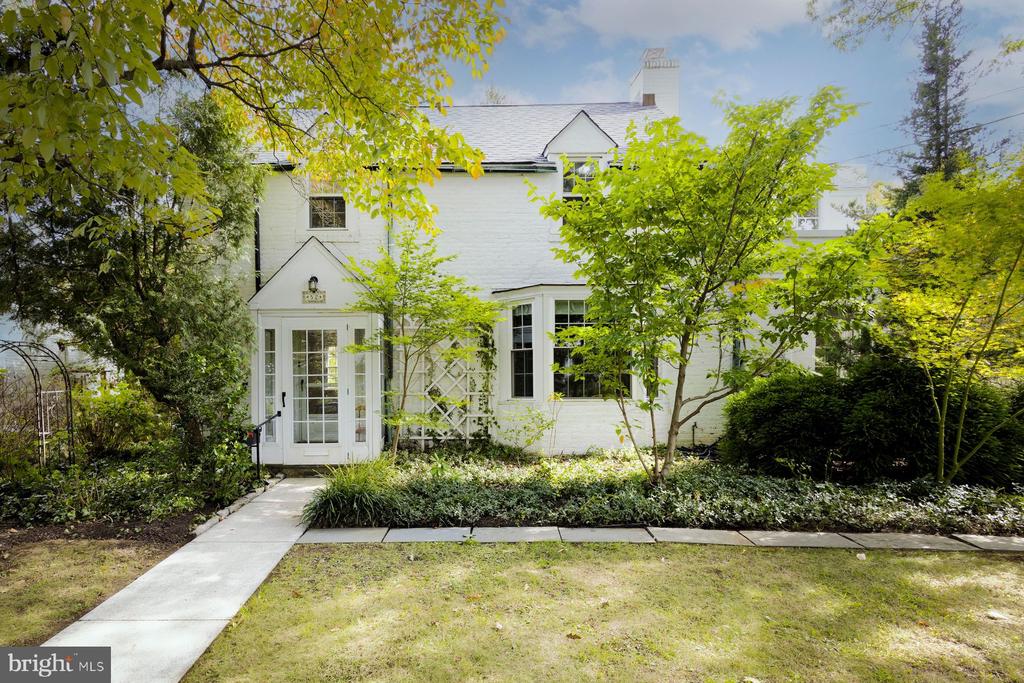 52 GROVE AVENUE