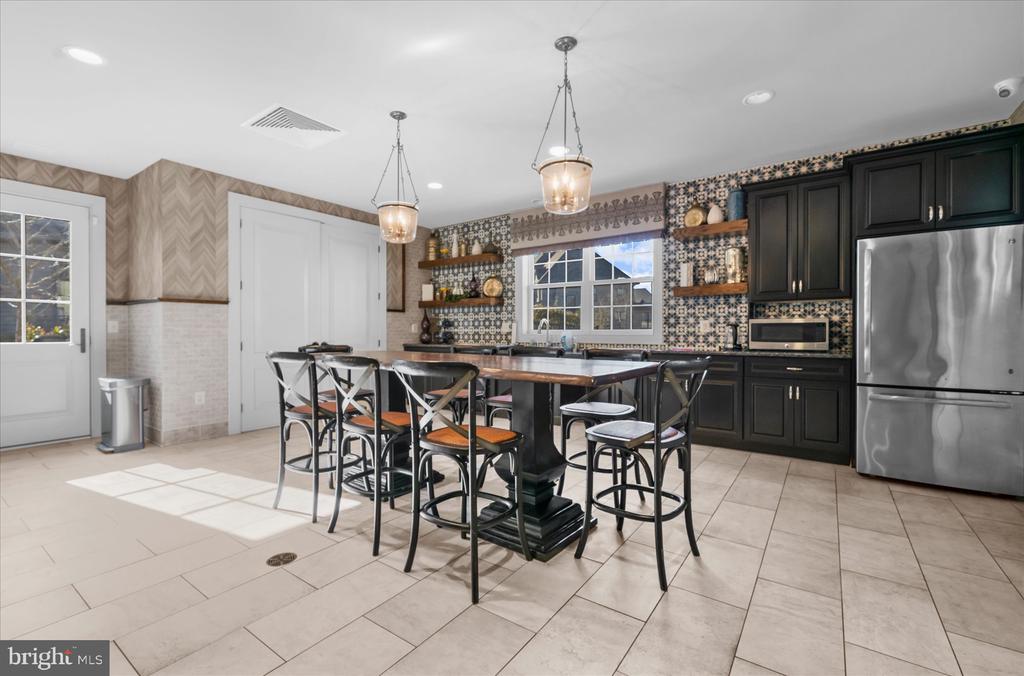 6022 CREEKSIDE DR