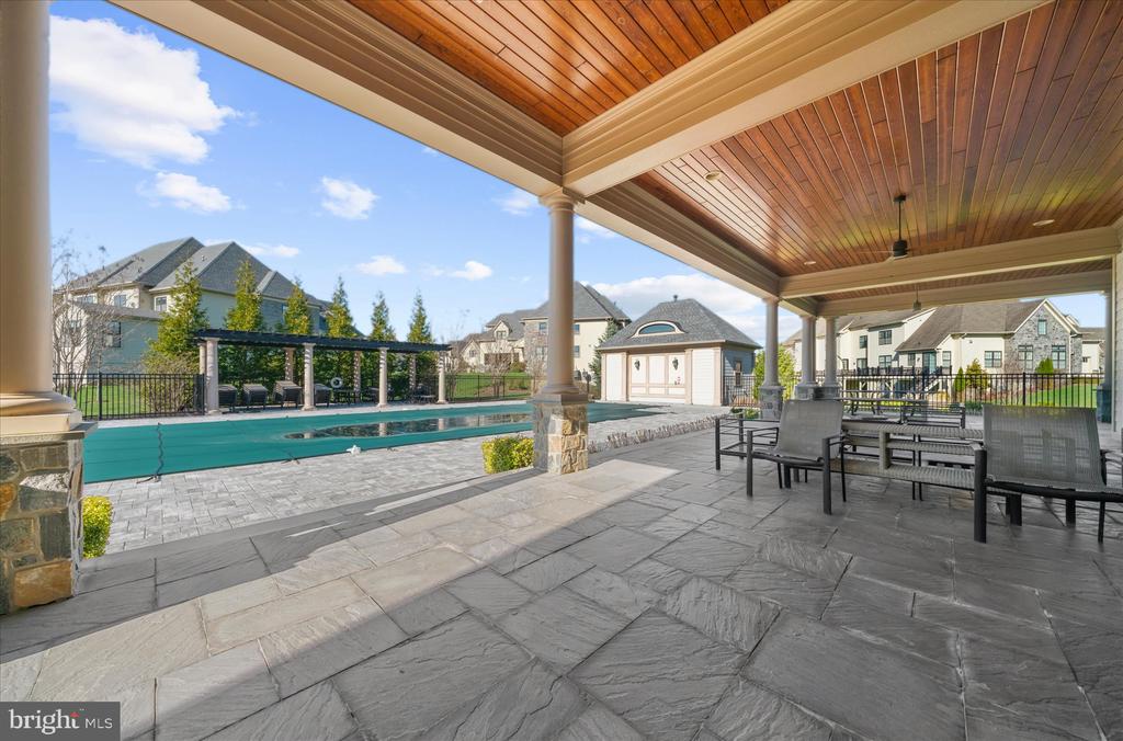 6022 CREEKSIDE DR