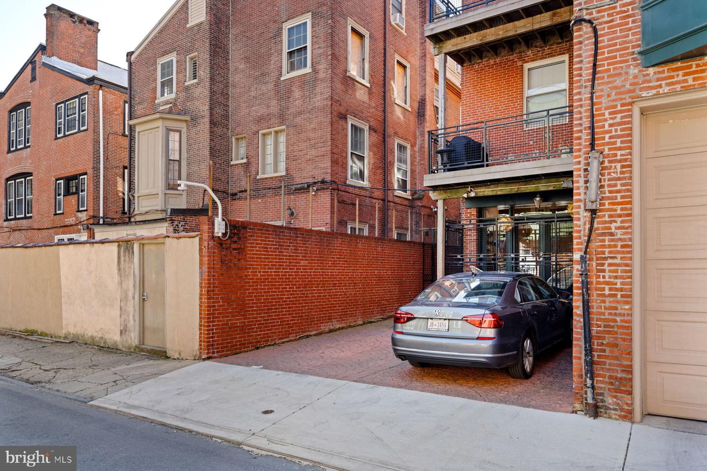 915 Clinton St #203