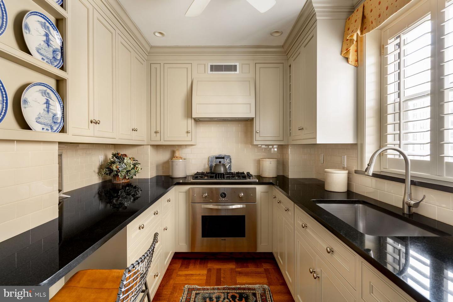 220 W Rittenhouse Sq #12b