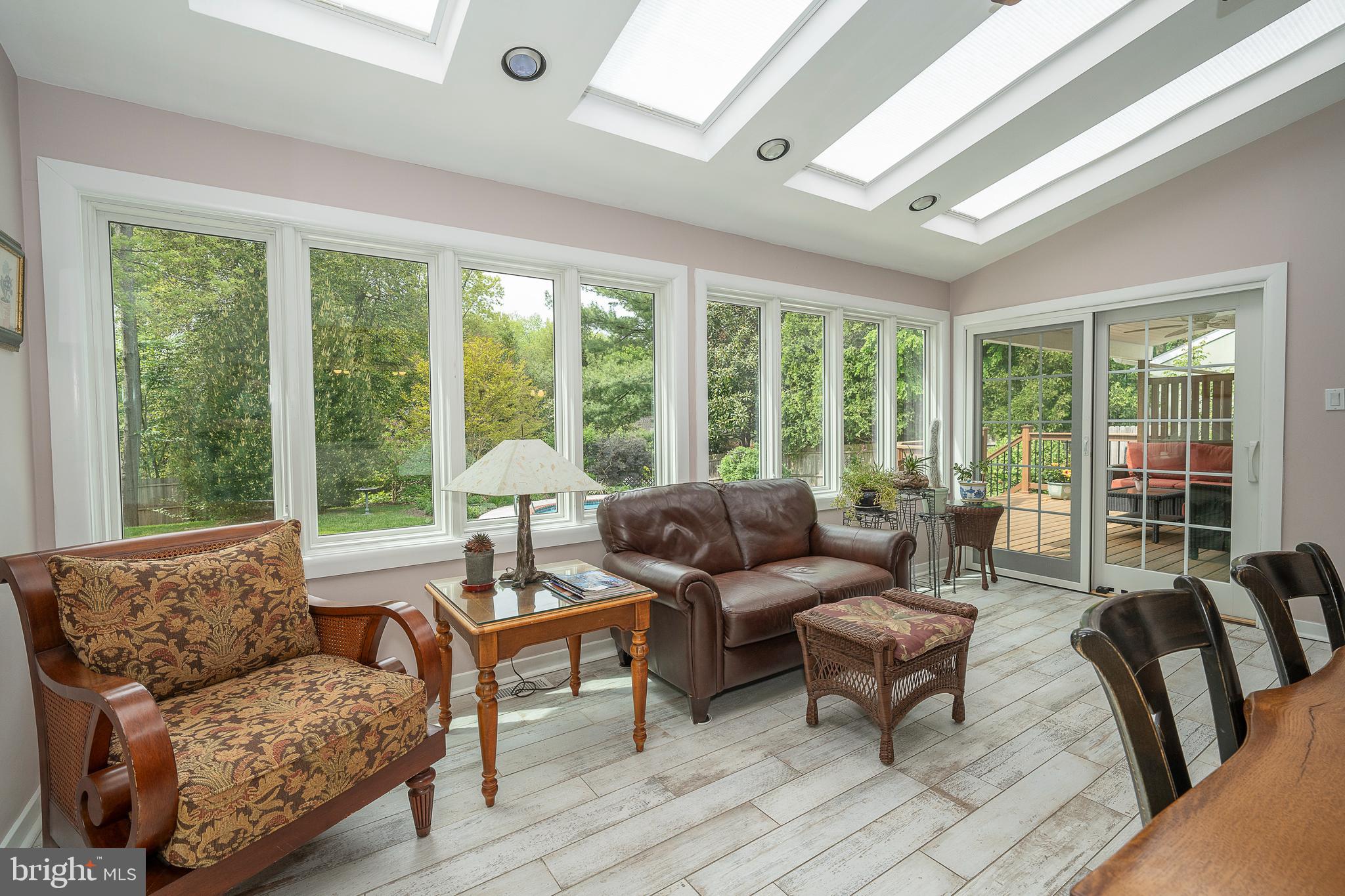 541 W MORELAND AVENUE