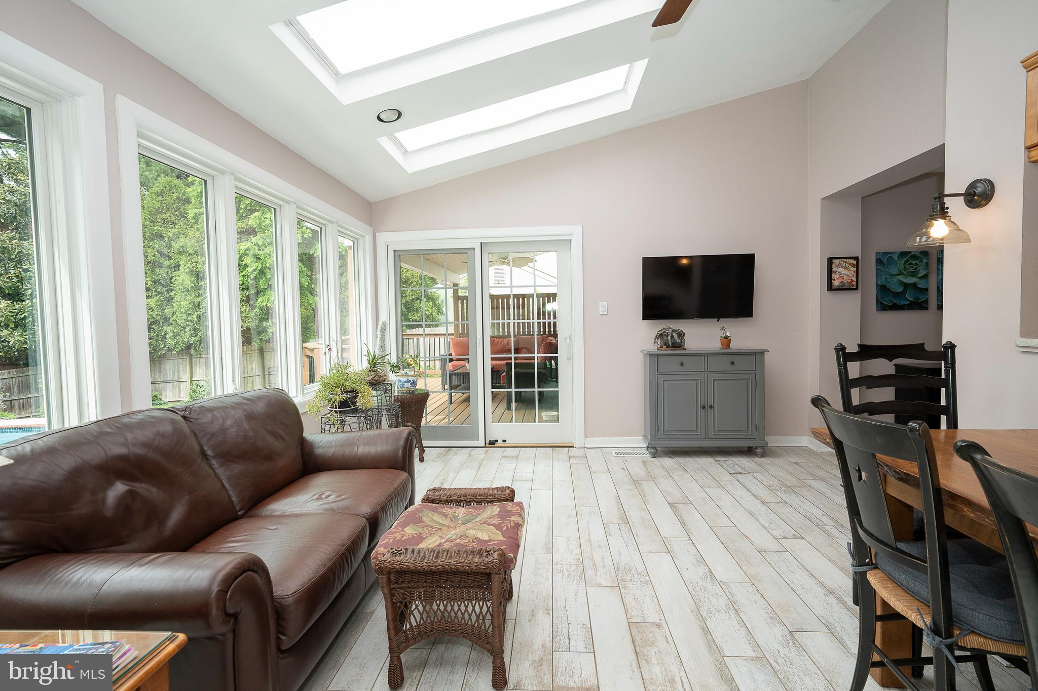 541 W MORELAND AVENUE