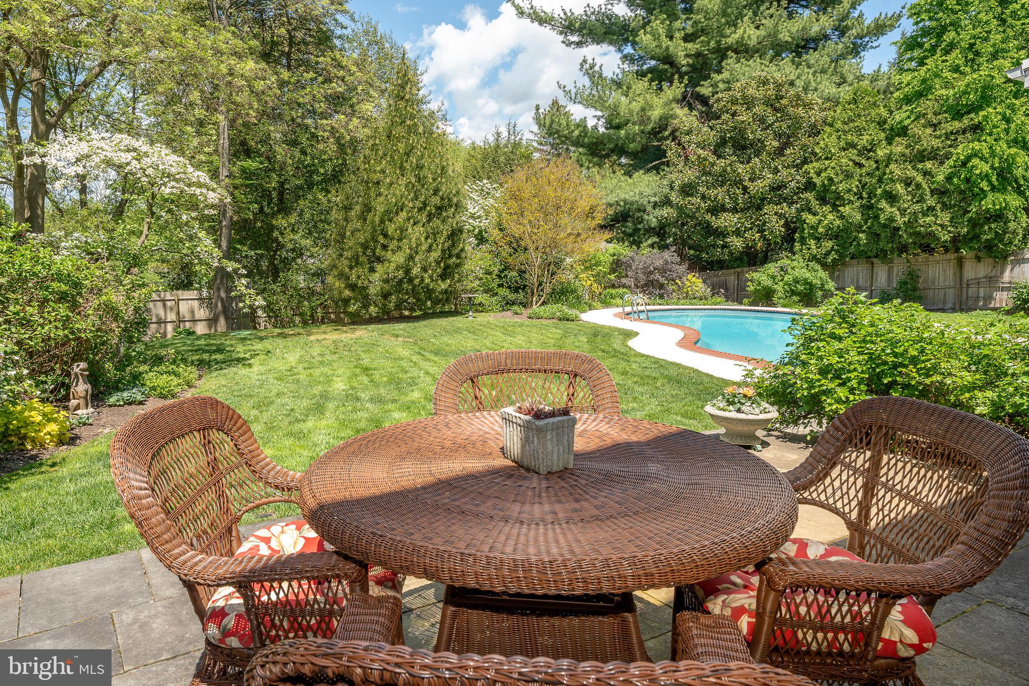 541 W MORELAND AVENUE