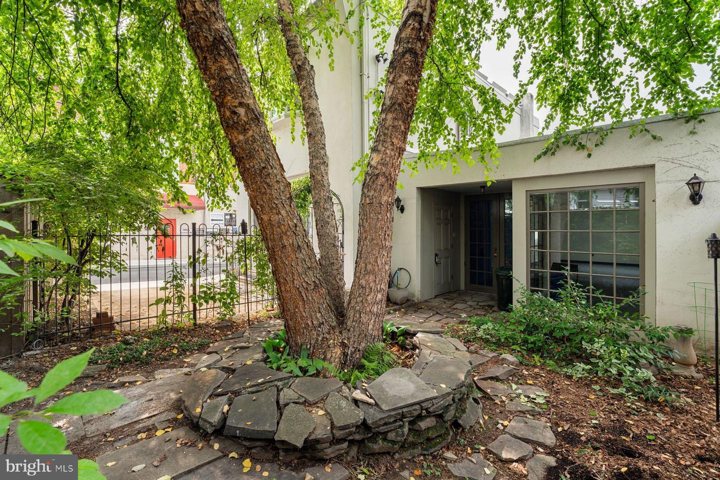 4577 Baker St