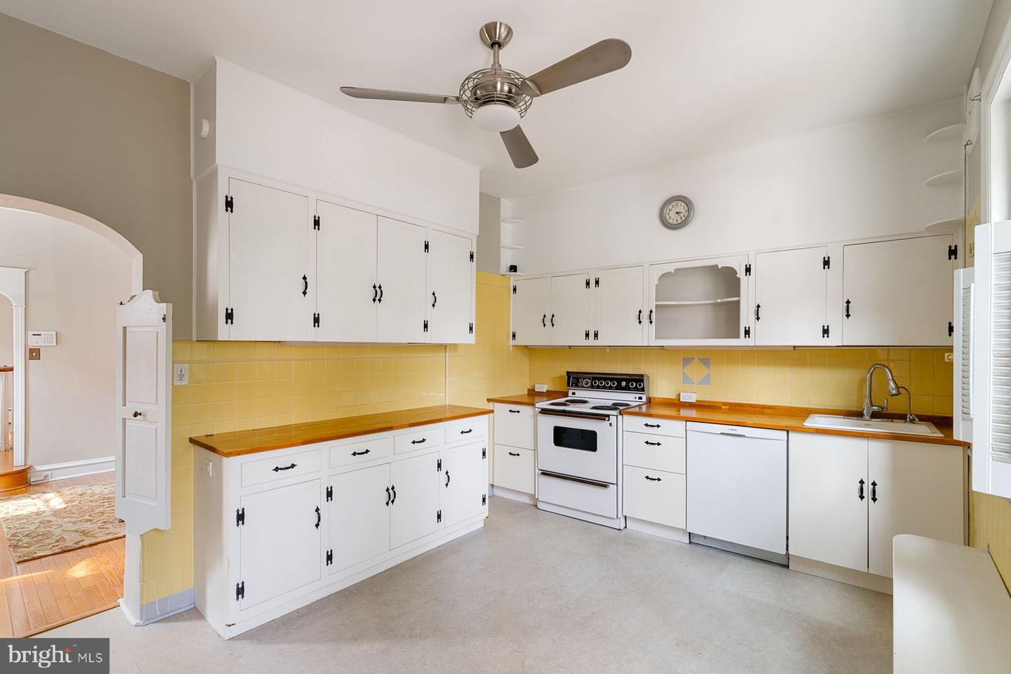 4577 Baker St