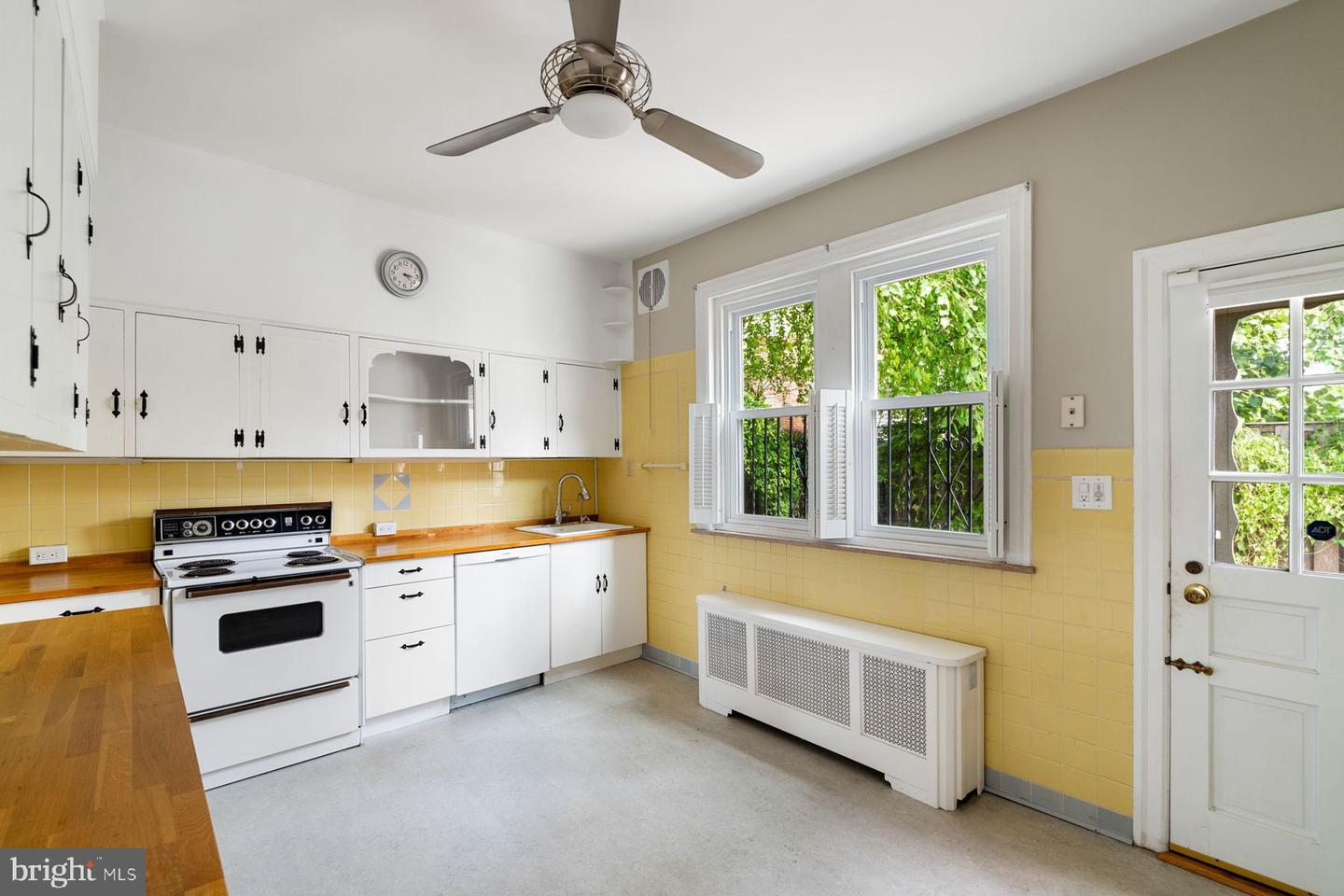 4577 Baker St